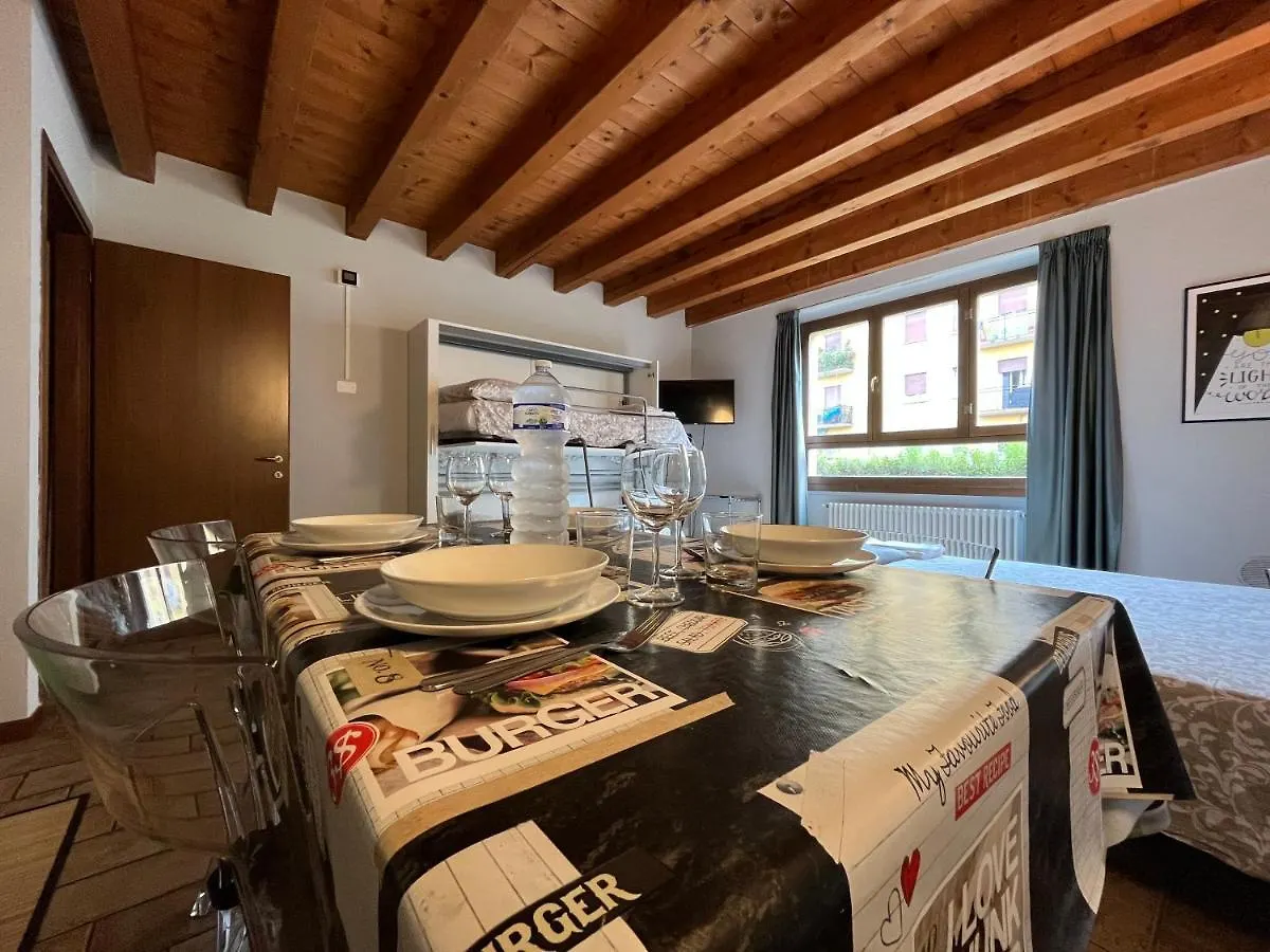 Cozy Flat + Parking Close To City Center/Airport Bérgamo 0*,  Italia